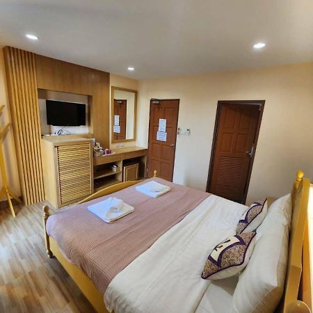 Alaita Hostel Patong Bagian luar foto