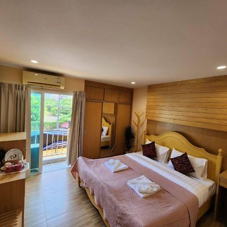 Alaita Hostel Patong Bagian luar foto