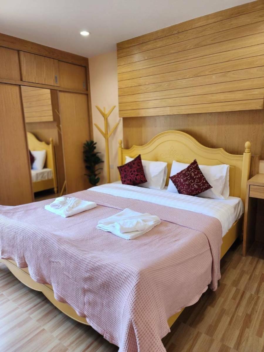 Alaita Hostel Patong Bagian luar foto