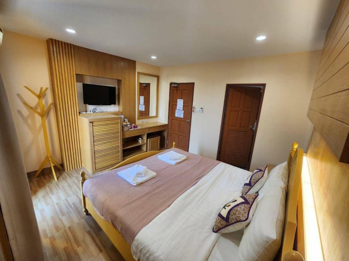 Alaita Hostel Patong Bagian luar foto