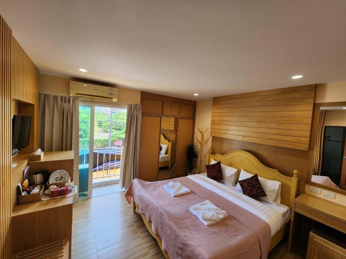 Alaita Hostel Patong Bagian luar foto