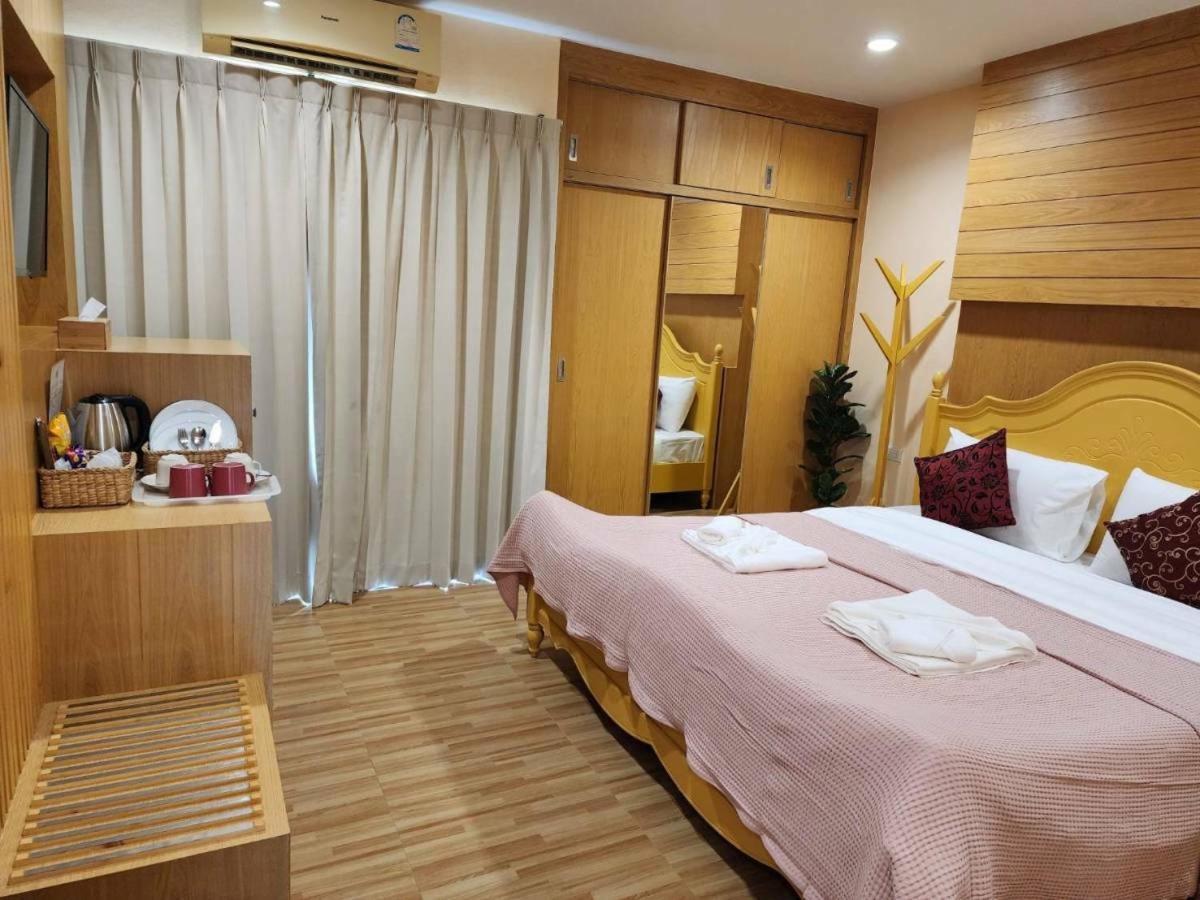 Alaita Hostel Patong Bagian luar foto