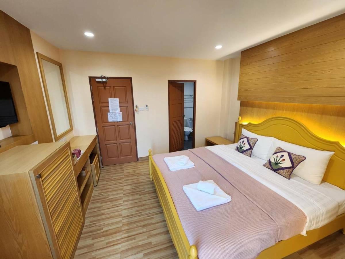 Alaita Hostel Patong Bagian luar foto