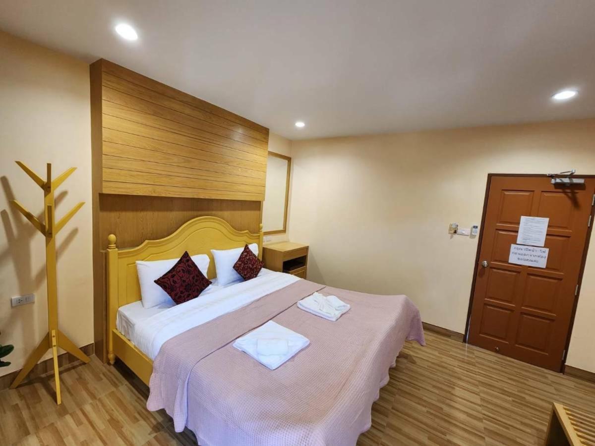 Alaita Hostel Patong Bagian luar foto