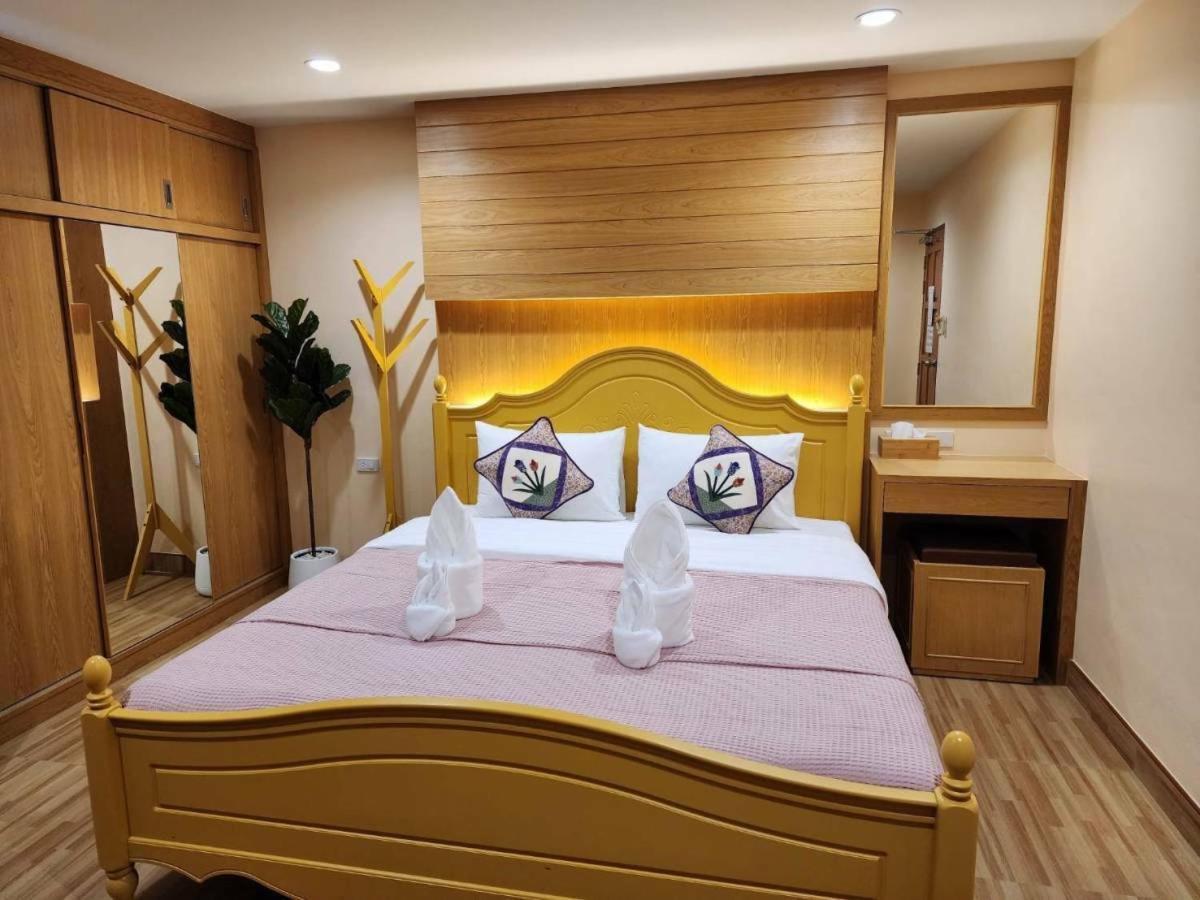 Alaita Hostel Patong Bagian luar foto